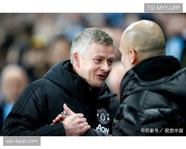 特写:定位球分析师在蒙扎教练席的实时数据平板